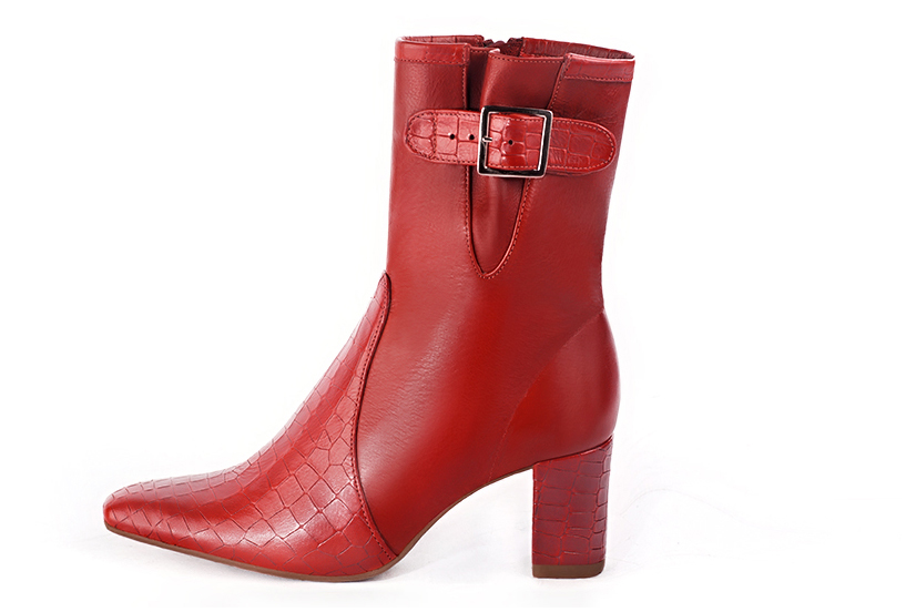 Scarlet red women's ankle boots with buckles on the sides. Square toe. Medium block heels. Profile view - Florence KOOIJMAN